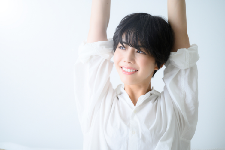 夏なのに髪がパサパサ・広がるのはなぜ？冷房の隠れ乾燥を防ぐヘアオイル活用法【美容師が解説】